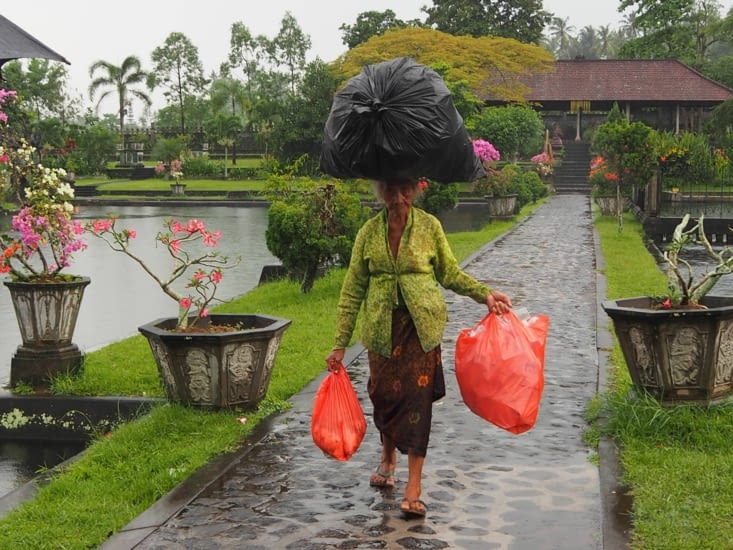 Une mamie qui ramasse le plastique pour le revendre