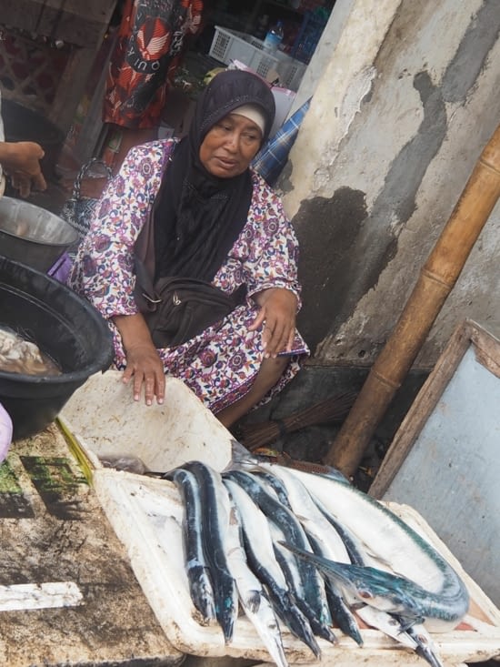 Une vendeuse de poissons sur un marché de Lombok