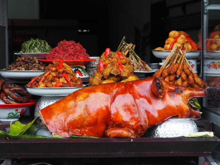 Le cochon à la broche est un plat traditionnel indonésien