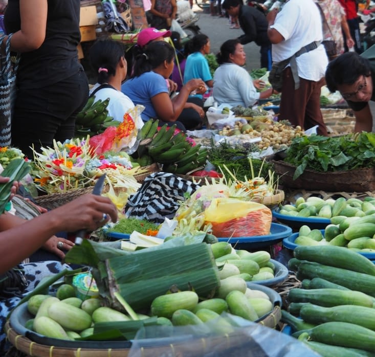 Les étales de légumes du marché de Kérobokn
