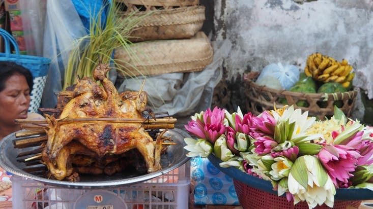 Vente de poulets grillés et de fleurs pour les offrandes