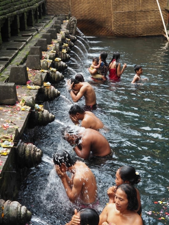 Cérémonie de purification dans le temple Tirta Empul, le temple de l'eau classique