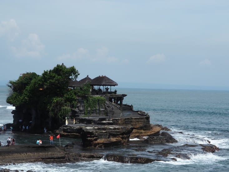 Le temple de Tanah Lot, temple le plus célèbre de Bali qui se dresse sur un petit îlot rocheux sur la côte ouest de l'île