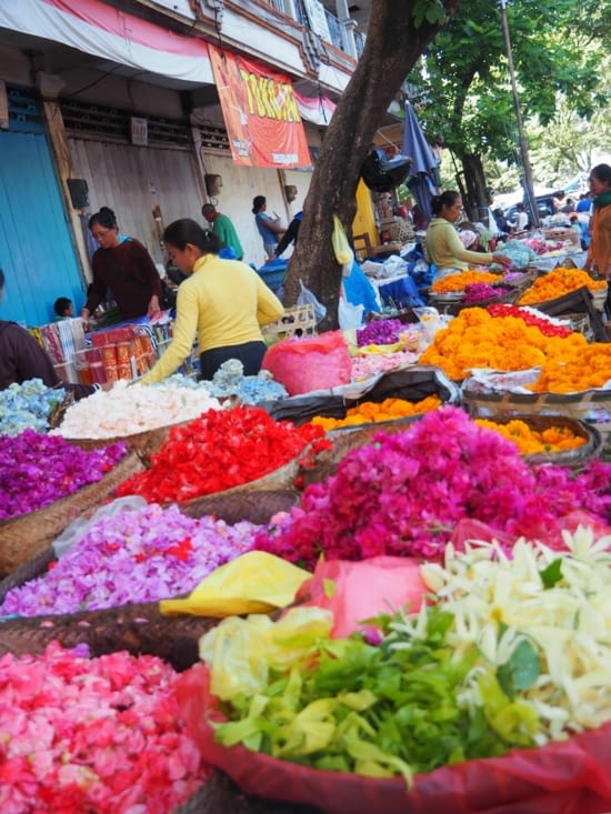 Dans les marchés locaux sont vendues les fleurs utilisées pour les offrandes