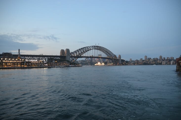 L’Harbour bridge depuis le ferry à la tombée de la nuit