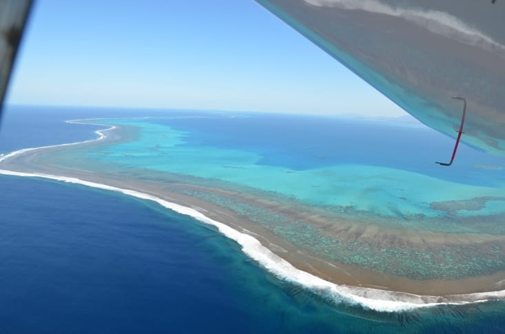 Le lagon avec les coraux en griffe de lion qui plongent dans le tombant du Pacifique