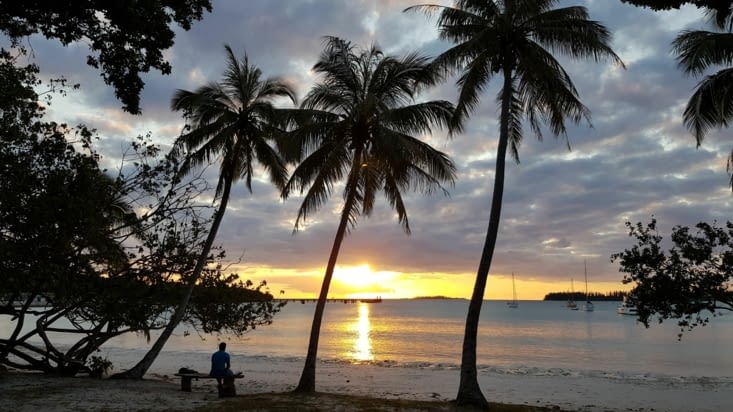 Le couché du soleil sur la baie de Kuto