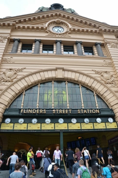 Les fameuses horloges de l’immense gare de Flinders Street