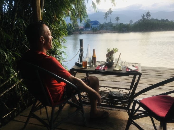 Un petit repas au bord de la rivière à Kampot …
