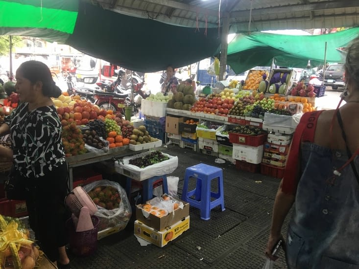 Les fruits et légumes sont en abondance mais les prix … ouah (plus cher que la Thaïlande !