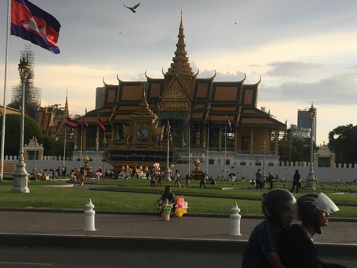 Le palace de Phnom Penh … pas de visite … car travaux !