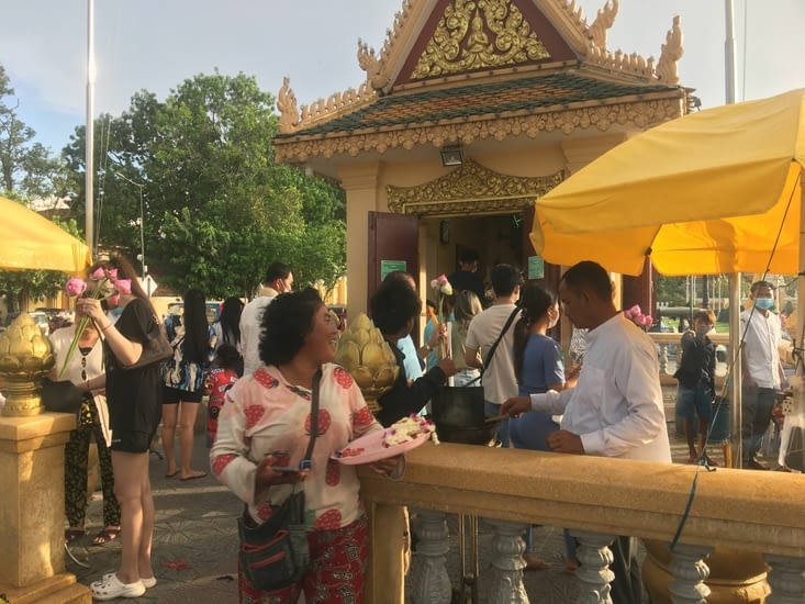 Des centaines de locaux font des offrandes et prières en face du palace du gouvernement