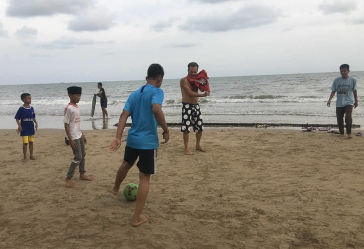 Après-midi plage avec les enfants de l’orphelinat : football, etc
