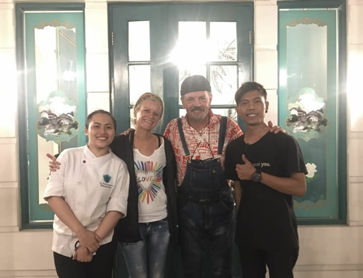 La pâtissière et le serveur du restaurant de Bandung : Dandy’s steak house