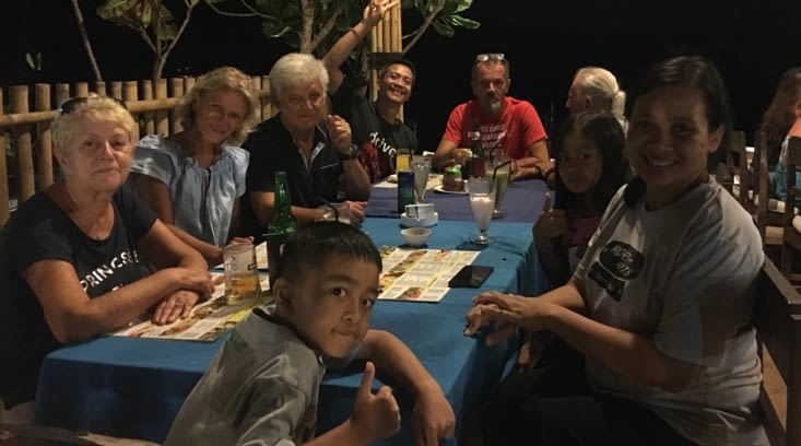 Les “aurevoir” à la famille de Putu la veille du retour en France ...