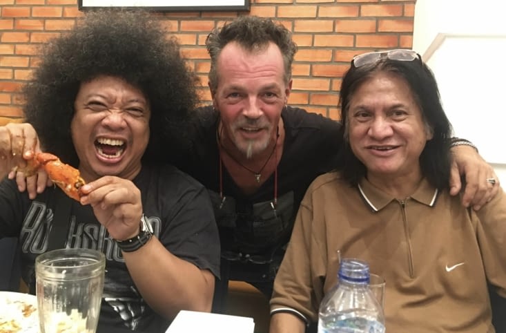 Puguh (fan de Jimmy Hendrix) et Manipo, musiciens et amis de Rudy