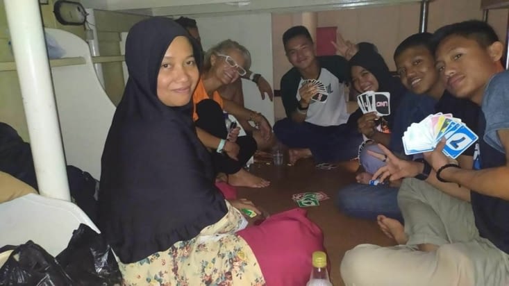 Une drole de rencontre dans le ferry (Surabaya - Sulawesi) : Un prof avec ses eleves