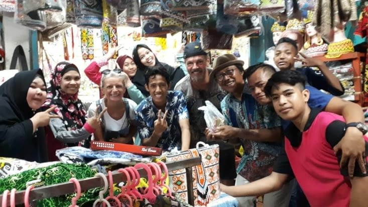 Visite du marché local de Balikpapan : cadeaux de la famille (tenue locale, bijoux) !!!!