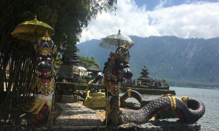 Arrivée au temple Indou du lac Bratan au centre de Java