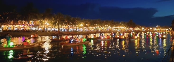 Promenade en bateau sous les lampions multicolores … féerique !