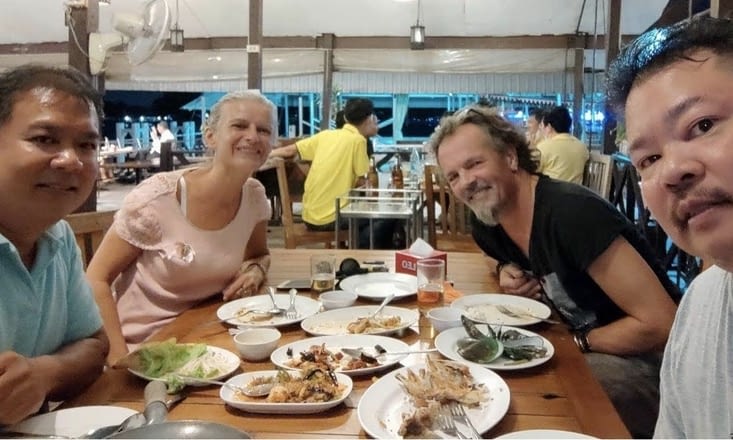 Joe (a côté d’Eva) et son ami Aey ... Invitation dans  un resto typique Thaï
