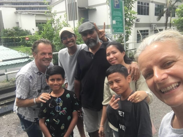 La famille complete de Gun rencontré a Kuching et qui vit a K.L (d'origine Indienne)
