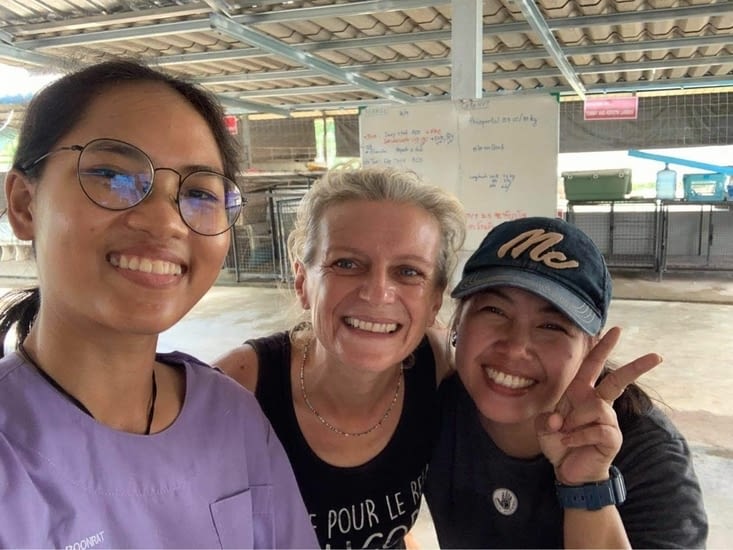 La manager et la vétérinaire du refuge prêt de Rayong en Thailande