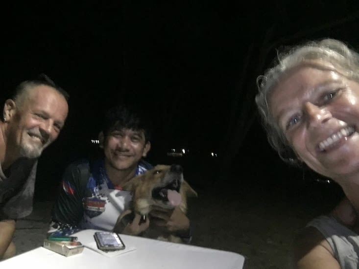 Une rencontre courte sur une plage au Cambodge mais sympa … chien pour Eva !