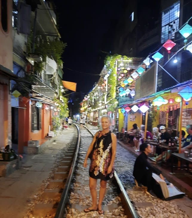 Un train en plein milieu des vieux quartiers de Hanoï (Vietnam) . Surealiste !