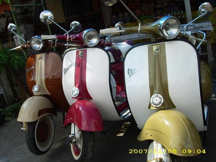 Les scooters, les motos et voitures anciennes en Indonésie …