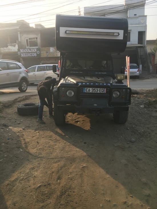 Changement de pneu en Inde …
