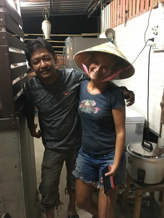 Eva aide en cuisine ... Chez Yan en Thailande !