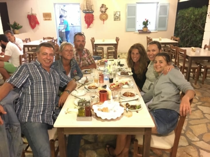 Suivez bien !! Sylvia (Espagnole, vivant en Allemagne) parlant Espagnol, Anglais, Allemand, Grec, Turc / Markis le mari (Grec, vivant en Allemagne) parlant Grec, Anglais, Allemand / Anna la fille (Allemande, vivant en Allemagne) parlant Allemand, Anglais,