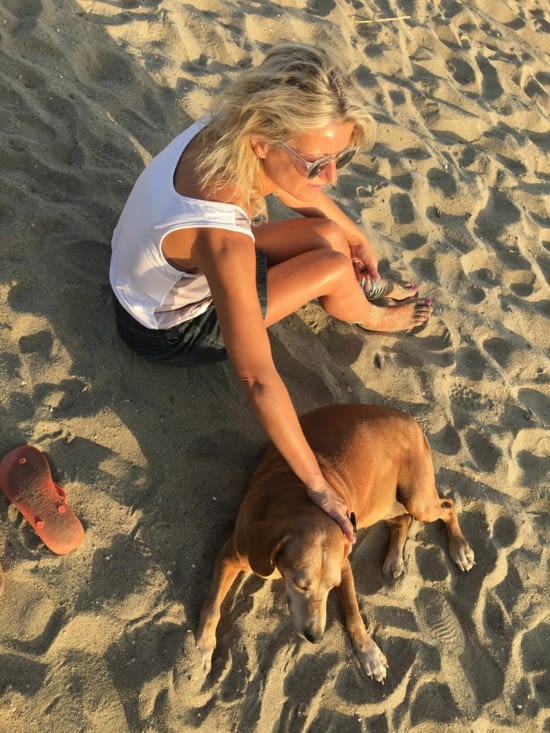 Un nouveau copain pour Eva le soir sur la plage. C'est pas les chiens qui manquent (rrrrr !)