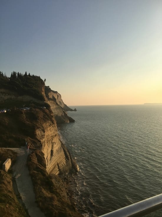 Les falaises de Peroulades ... Impressionnant !!
