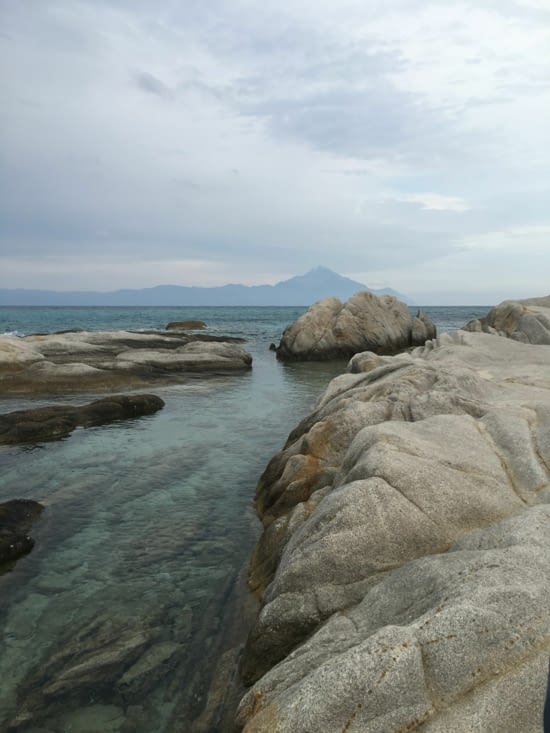 Le mont Athos au fond. Un monastère sur les hauteur ou seul les hommes peuvent s'y rendre et rencontrer des popes !