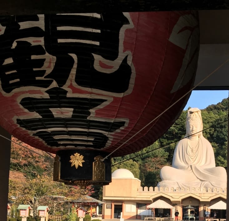Plus sérieux : un Bouddha en pierre de 40 m de hauteur !