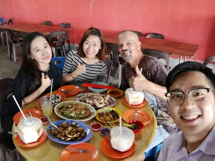 Jason, Venesse, Sarah (Chinois) lors d’un repas “océan” .. trop gentil ces jeunes !