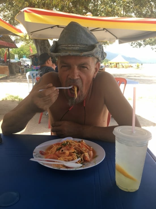 Salade à la papaye. On aime ou aime pas. Pour moi c’est moyen !