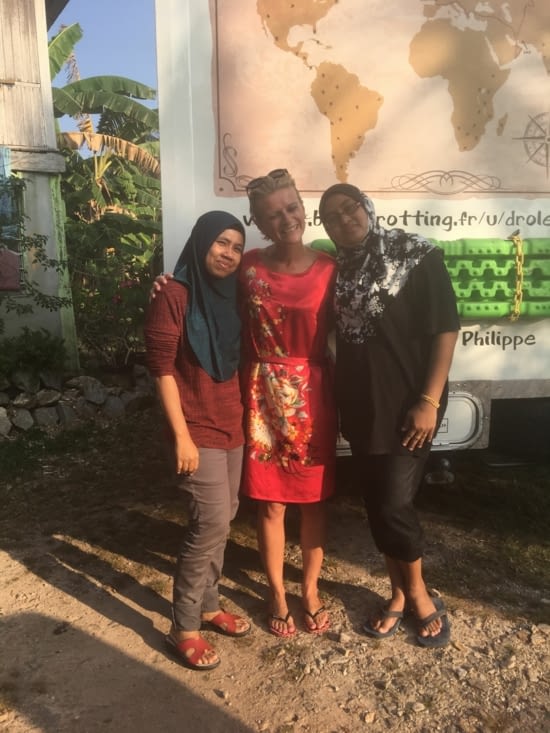 Épouse et sœur  de Nazri ... adorable et curieuse !