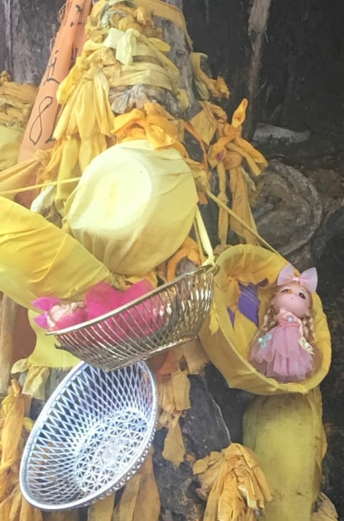 Des souhaits dans le temple ... l’un d’eux : avoir un enfant (d’ou Le bébé dans un panier)