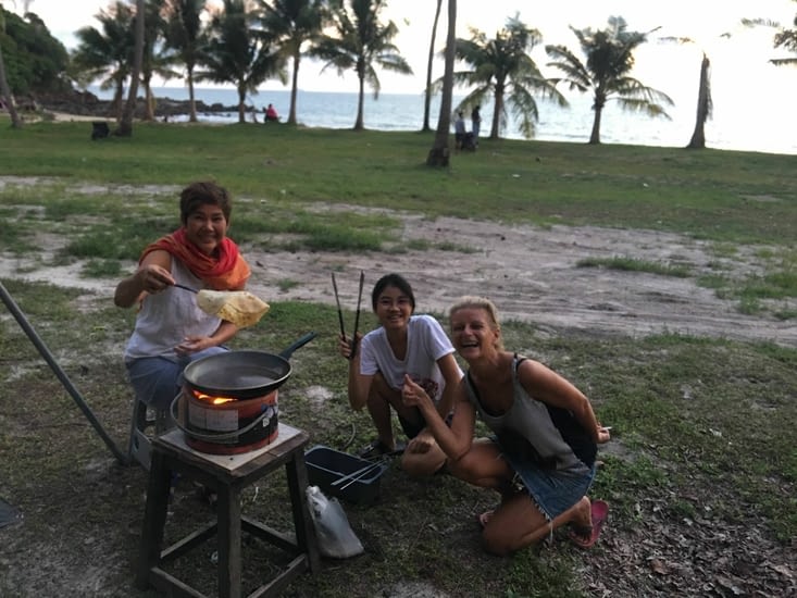 Barbecue organisé avec Nattha (Thaï) sur notre plage. Rencontre dans un restaurant
