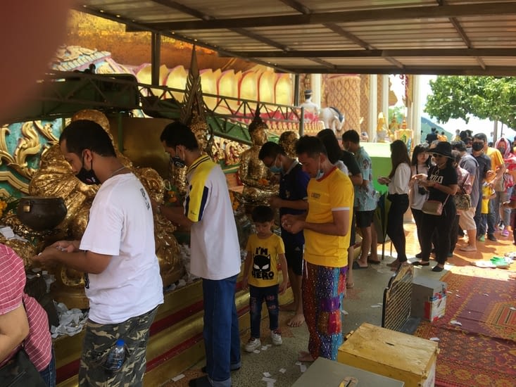 Les offrandes et prières ... les Thaï font la queue !