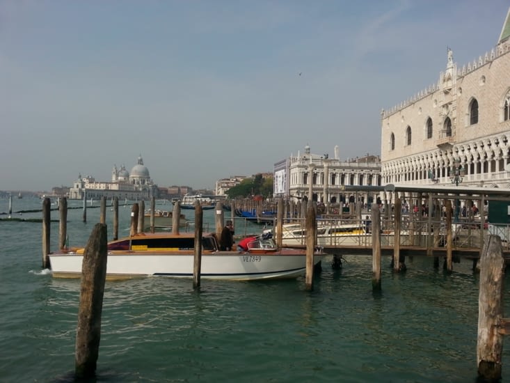 A droite le palais des doges de la place Saint-Marc