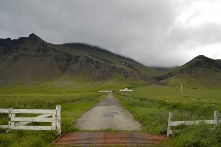 A quelques dizaines de kilomètres de Reykjavik, sur la route 1, vers le nord. Beaucoup de "premières" dans cette photo : arrêt photo, ferme, couleurs, nuages, montagne, atmosphère...