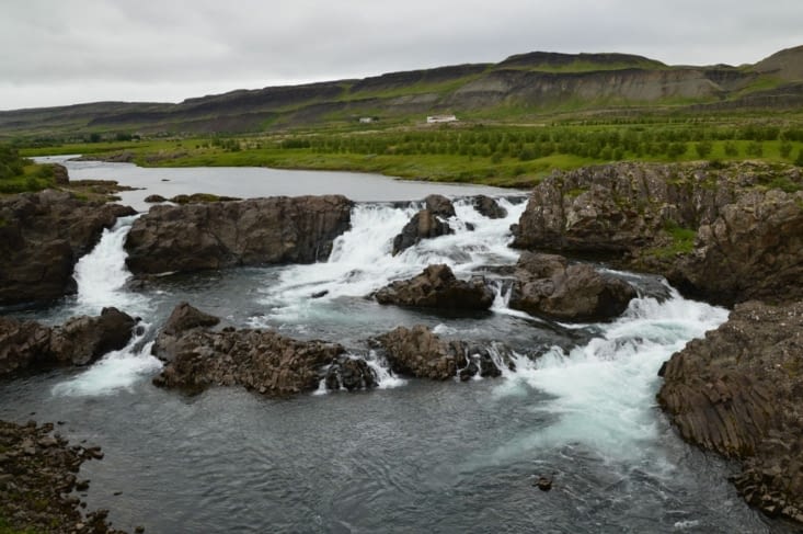 La belle cascade Glanni, accessible depuis un sentier facile et bien aménagé. Le parking jouxte un des nombreux golf d'Islande, on aurait pas cru en voir autant !