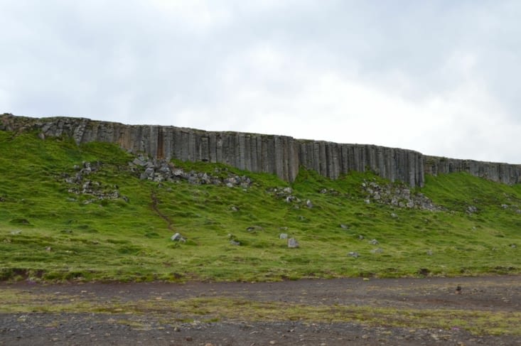 Les falaises forment vraiment un mur très impressionnant au milieu de nulle part ! Pour Mme c'est la naissance d'une passion pour la forme hexagonale du basalte !