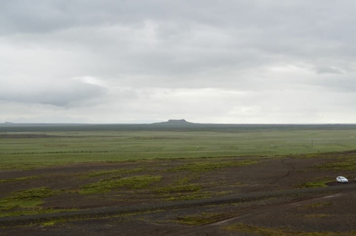 Non loin de Gerðuberg (photo prise depuis là d'ailleurs) le cratère Elborg, qu'on repère à des kilomètres à la ronde ! (On peut en faire l'ascension)
