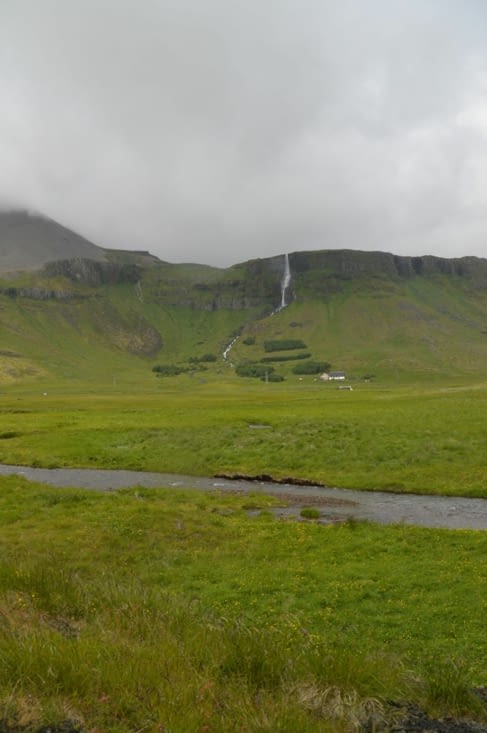 L'eau est partout... Dans les nuages, dans les champs, le long de la montagne (et sur l'objectif sous forme de buée !)