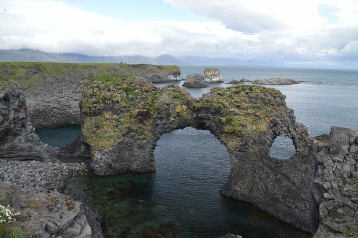 La très connue arche d'Arnarstapi ! En plus d'avoir un rocher remarquable, la falaise accueille quantité d'oiseaux marins.